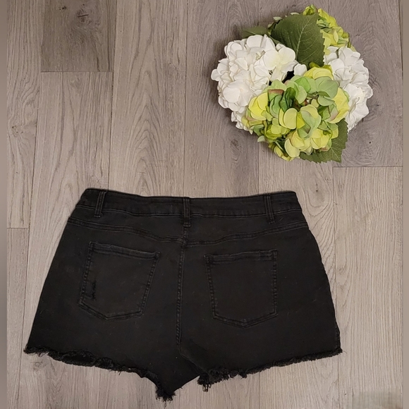 Time & Tru, frayed booty jean shorts, black, Size 16, High Rise - Picture 8 of 11